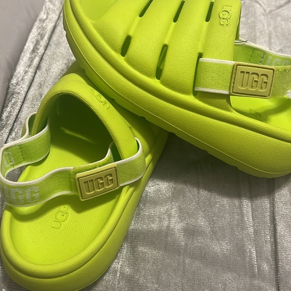 Brand new with tags kids UGG sandal - Picture 3 of 5